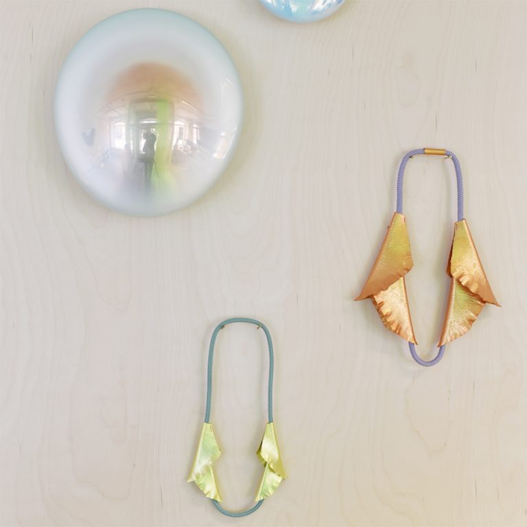 smycken av Sanna Wallgren och glasskulpur av Sara Lundqvist.