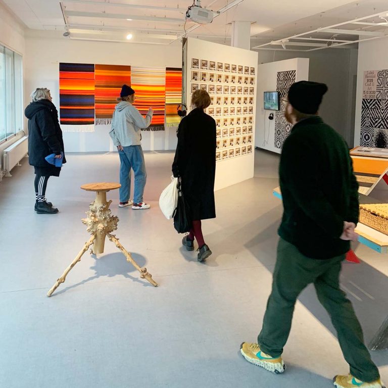 besökare på Luleåbiennalen