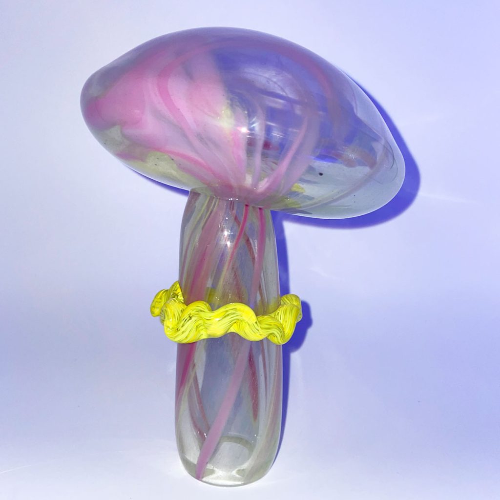 Verk i form av en lila glassvamp med gul midja, av Erika Kristofersson Bredberg