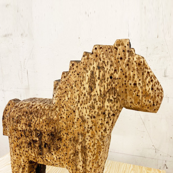 Verket Totto är en perforerad trähäst, av Sverker Eklund
