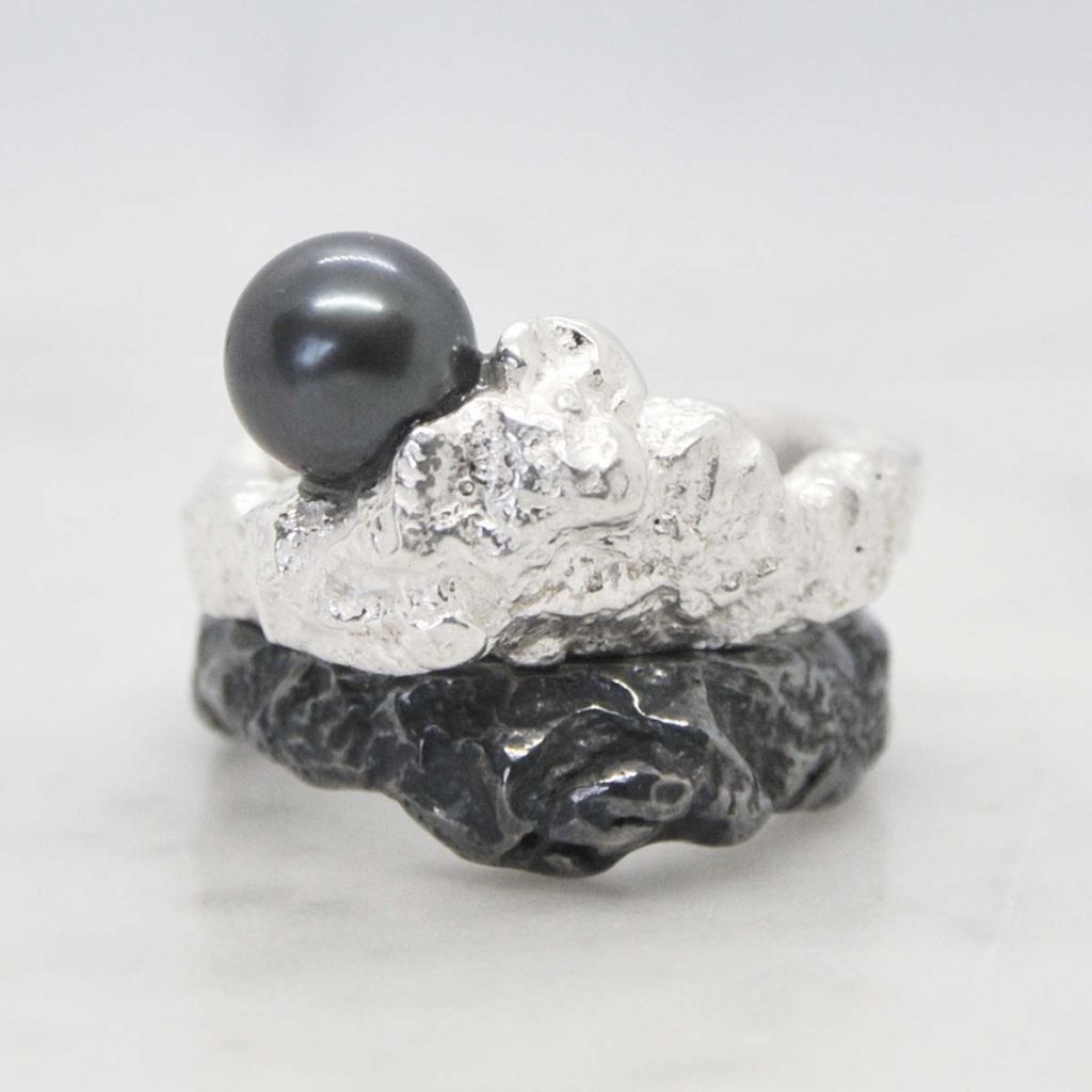 Silverring med svart pärla, av smyckekonstnär och guldsmed Ellen Holvik