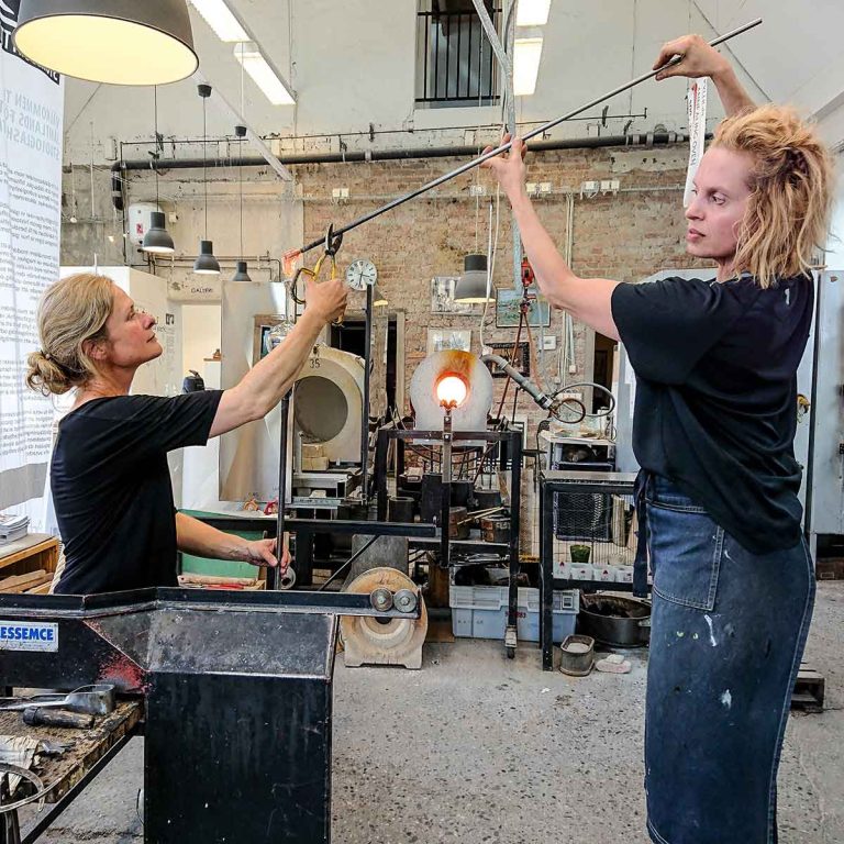 Glasblåsare i Storsjöhyttan, Ulla Gustafsson och Nilla Eneroth