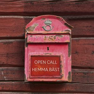 Röd postlåda. Open call till utställningen Hemma Bäst